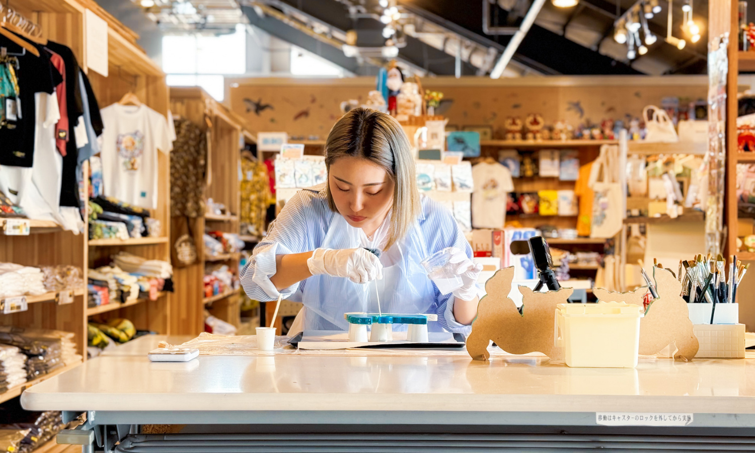 沖縄県北谷町琉球工房ちゅらレジンアート体験風景