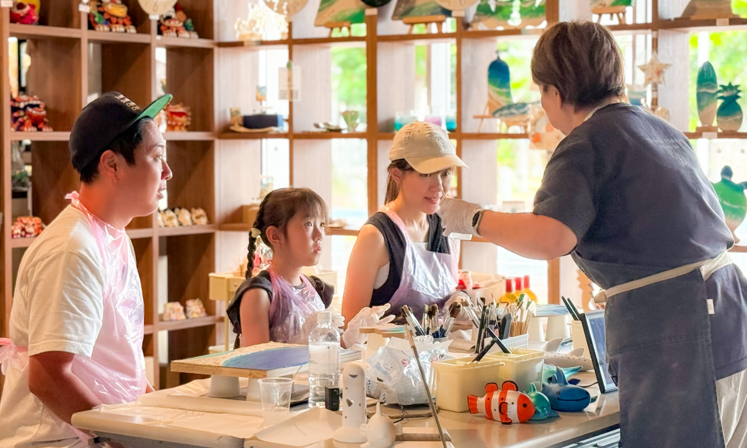 沖縄県北谷町 琉球工房ちゅら レジンアート 体験風景